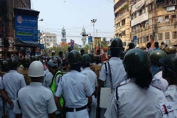 बालुरघाट में बवाल, पुलिस ने किया लाठीचार्ज