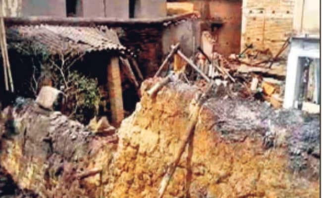 कचरे के ढेर में बम विस्फोट, किशोर समेत दो जख्मी