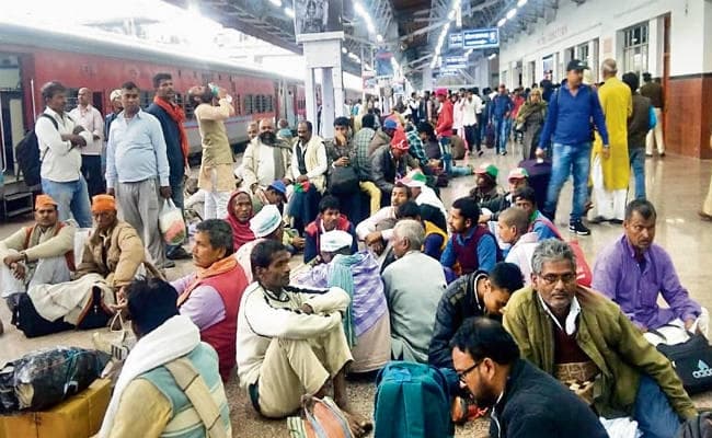 पटना : संकल्‍प रैली खत्म होते ही जंक्शन पर उमड़ी भीड़, शाम चार बजे से खुलने लगीं स्पेशल ट्रेनें