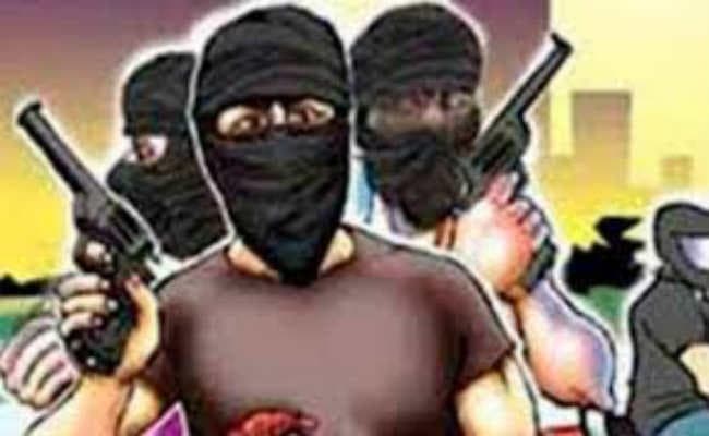 20 मिनट में 15 डकैतों ने लूटी सात लाख रुपये की संपत्ति