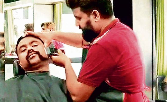 अभिनंदन की मूंछों जैसी मूंछ बनवाने की होड़, फोटो लेकर सलून आ रहे लोग, बन गये फैशन ट्रेंड