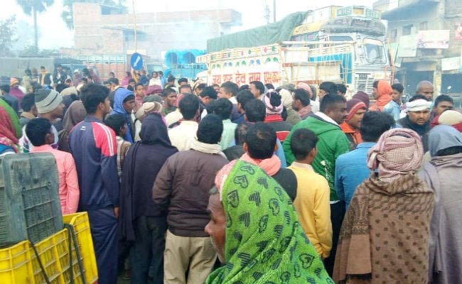 बस के धक्के से ससुर की मौत, दामाद जख्मी, आक्रोशित लोगों ने जाम की सड़क, गाड़ियों में की तोड़फोड़