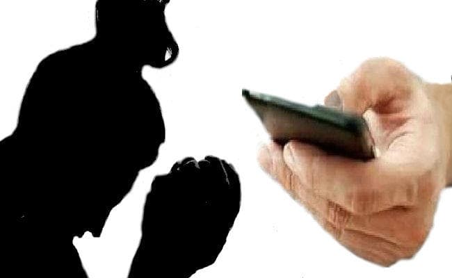 पत्नी को मारपीट कर पहले घर से निकाला, अब व्हाट्स एप पर भेज रहा अश्लील वीडियो