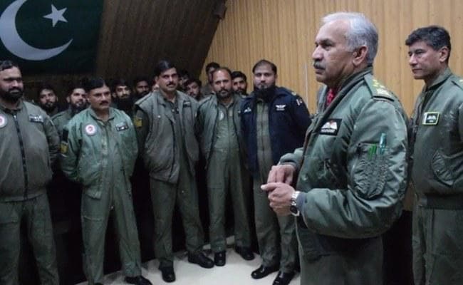 पाक एयरफोर्स चीफ ने अफसरों को दी हिदायत, कहा-चुनौतियां अभी नहीं हुई हैं खत्म, चौकस रहें