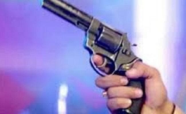 आगरा: सड़क पर हर्ष फायरिंग करते एक व्यक्ति का वीडियो हुआ वायरल, पुलिस ने किया गिरफ्तार