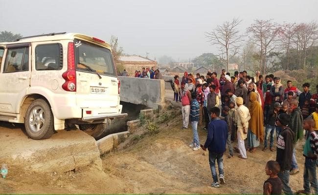 बिहार : बरात से लौट रही गाड़ी अनियंत्रित होकर पुल से टकरायी, तीन की मौत, 3 घायल