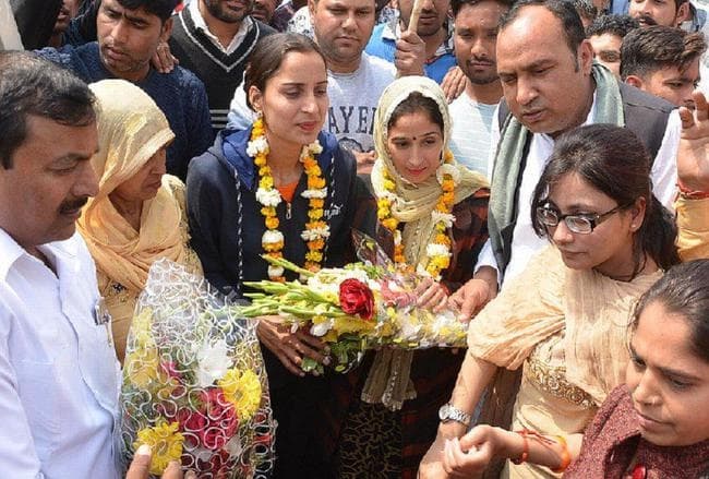 Oscar अवार्ड लेकर हापुड़ पहुंचीं बेटियां, जोरदार स्वागत