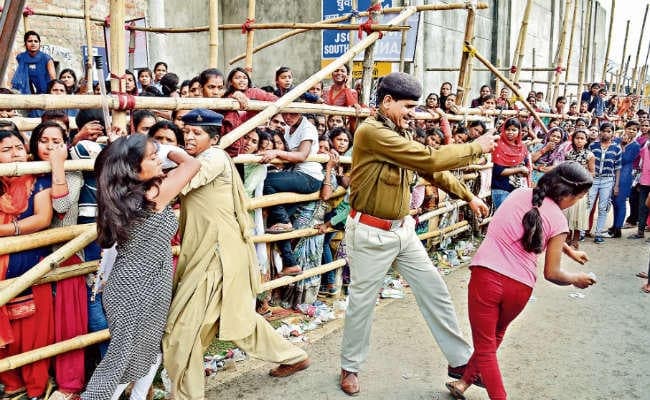 रांची : जेएससीए स्टेडियम में लाइन तोड़ टिकट काउंटर पर पहुंचीं मां-बेटी, पहले एएसआइ ने पीटा, फिर जीप में बैठाकर थाने भेजा