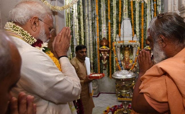 महाशिवरात्रि के दिन मां हीरा बा से मिलने पहुंचे पीएम मोदी