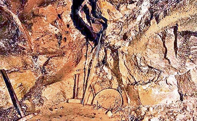 रांची : रद्द किये गये 12 लौह अयस्क खदानों को कब्जे में लेने का निर्देश दिया गया