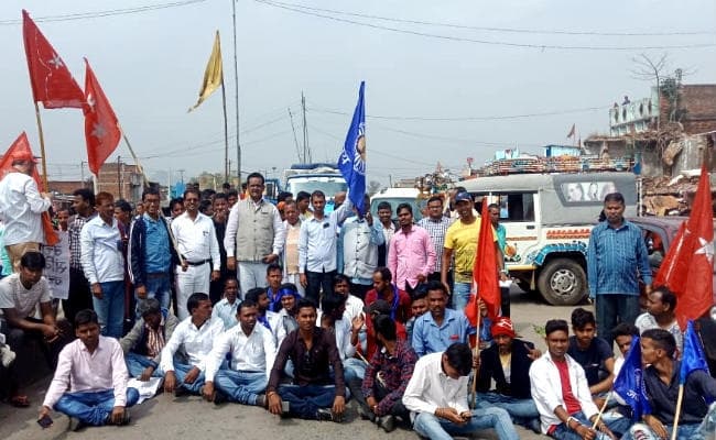 बरकट्ठा में आंबेडकर युवा वाहिनी का भारत बंद असरदार, घंटों जाम किया गया जीटी रोड