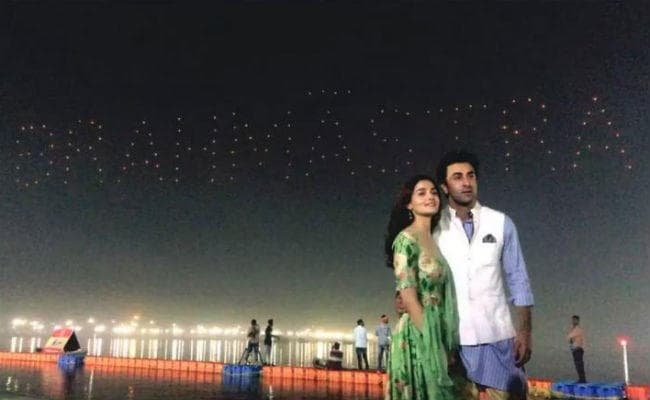 #Brahmastra : 150 ड्रोन ने कुंभ मेले में बनाया रणबीर-आलिया की फिल्म का लोगो
