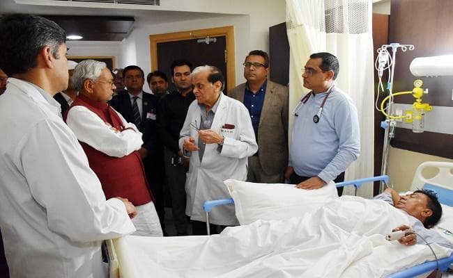 बिहार : सीएम नीतीश ने अस्पताल पहुंच शिक्षा मंत्री का लिया हालचाल