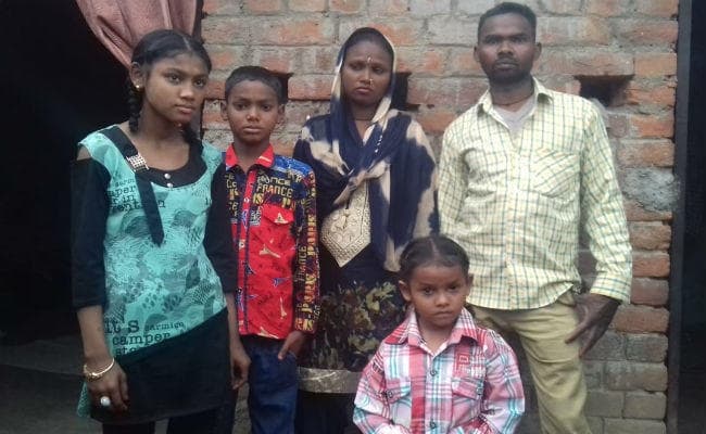 बड़कागांव : 20 साल बाद लौटा बेटा, माता-पिता को मिली होली में दुगनी खुशी