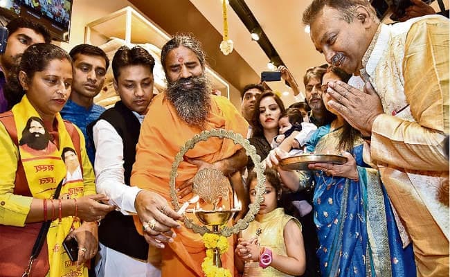 पटना : सेना व सरकार के पराक्रम पर प्रश्नचिह्न न लगाएं : योगगुरु रामदेव