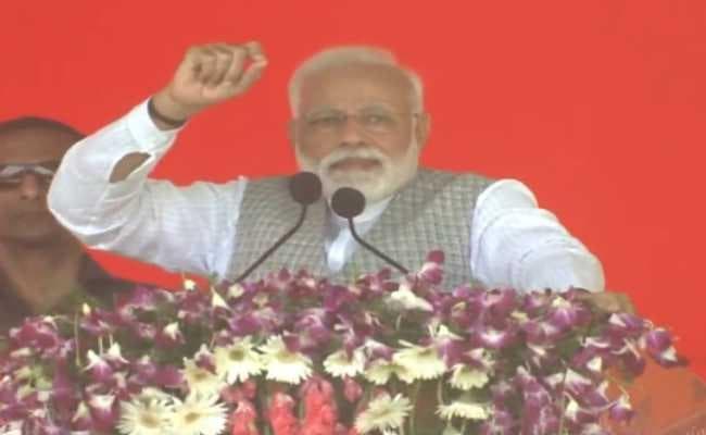 विपक्ष इकट्ठा हो रहा मोदी को हटाने के लिए और मोदी जुटा है आतंकवाद मिटाने में