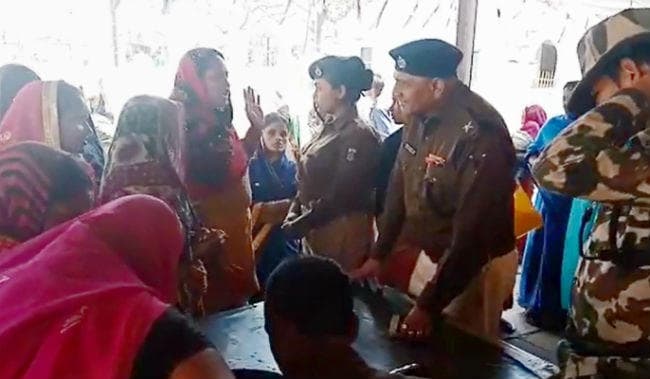 फाइनेंस कंपनी के नाम पर दो लोगों ने लाखों रुपये की ठगी की, पीड़ित महिलाएं थाने पहुंच कर किया हंगामा