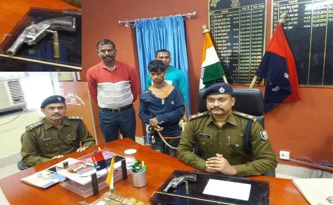 बिहार : ठेकेदार हत्याकांड का मुख्य आरोपित गांव में छिपकर दोस्तों संग पी रहा था शराब, तभी…