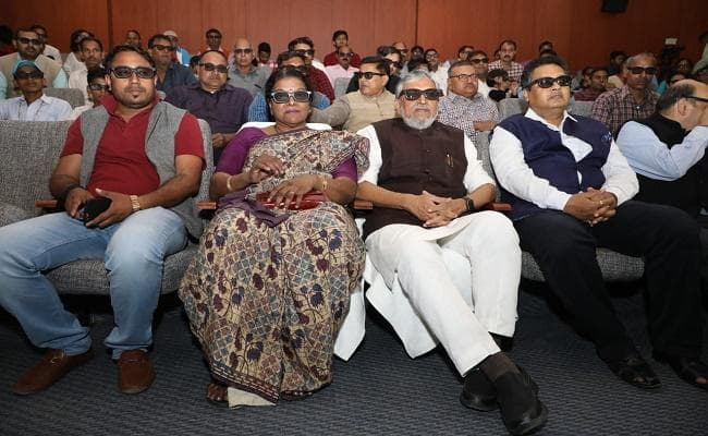 पटना : जू के 3 डी थियेटर में दर्शकों के साथ बैठकर बिहार के डिप्टी सीएम ने देखा फिल्म का पहला शो