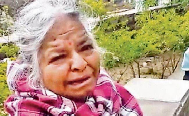 रांची : बुर्जुग खुद को बताती है मीनाक्षी हॉल की मालकिन, कहती है बेटा-बहू मारता है, वीडियो हुआ वायरल