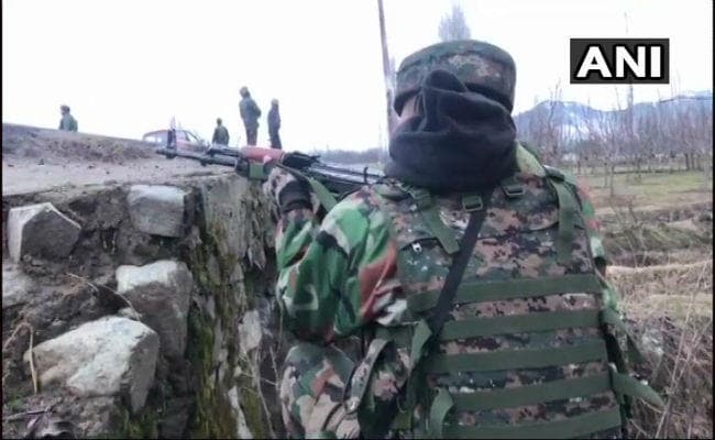 जम्मू-कश्मीर : हंदवाड़ा में मुठभेड़ जारी, सुरक्षाबलों ने एक आतंकी को मार गिराया