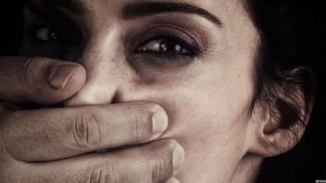 नवादा : बाजार से लौटने के दौरान युवती का अपहरण, दो दोस्तों को पहरेदारी पर लगा युवती से किया रेप