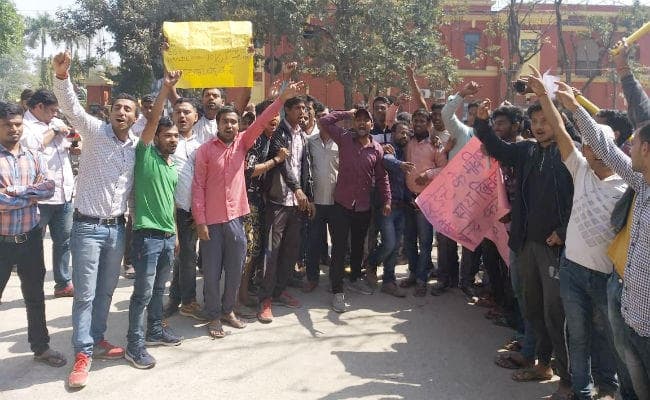 ग्रुप डी परीक्षा में गड़बड़ी को लेकर छात्रों ने दानापुर DRM कार्यालय के सामने किया प्रदर्शन