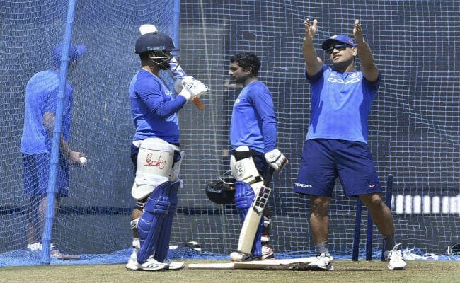 रांची में सिर चढ़कर बोल रही है धौनी की दीवानगी, टीम इंडिया ने मैदान पर बहाया पसीना