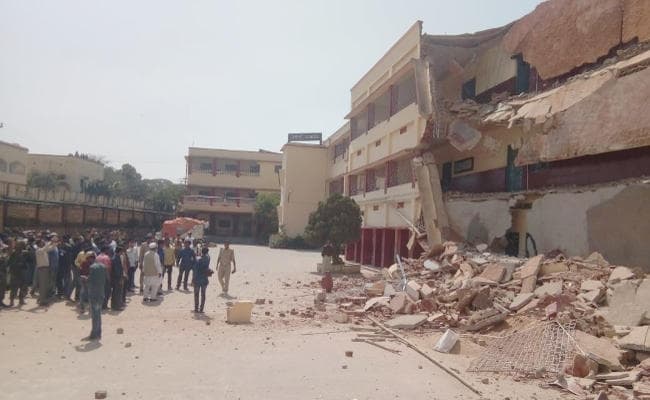 Jharkhand : मधुपुर के कार्मेल स्कूल का एक हिस्सा भरभरा कर गिरा