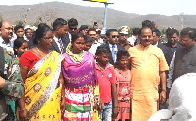 आओ मेरी बेटी मेरे पास आओ....खूब पढ़ो और झारखंड का मान बढ़ाओ : रघुवर दास