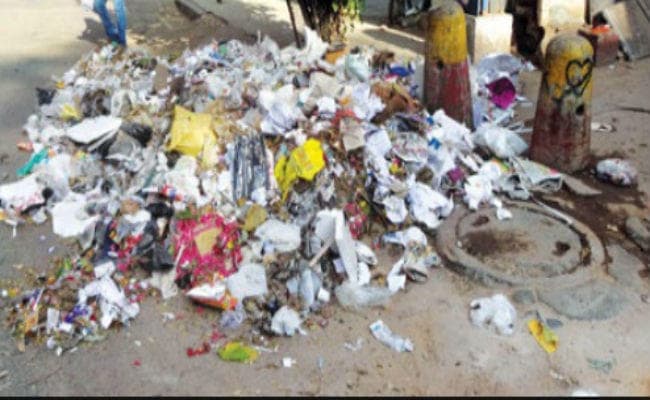 सफाईकर्मियों का कूड़ाफेंक प्रदर्शन : नगर पालिका ठेकेदार चार महीने से नहीं दे रहा था वेतन