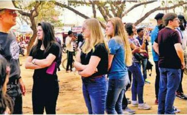 उस मंदिर का दर्शन करने पहुंचे ऑस्‍ट्रेलियाई दर्शक, जहां है धौनी की गहरी आस्‍था