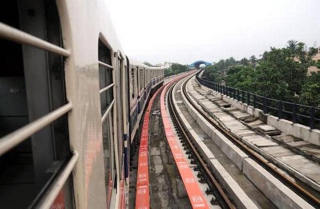 मेट्रो की पटरी से निकली चिंगारी, रेल सेवा प्रभावित