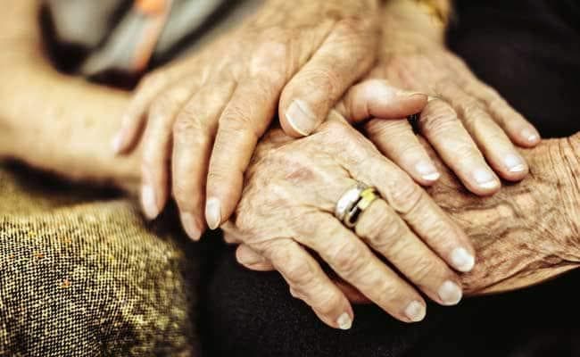 माता-पिता को बेटे ने किया बेघर