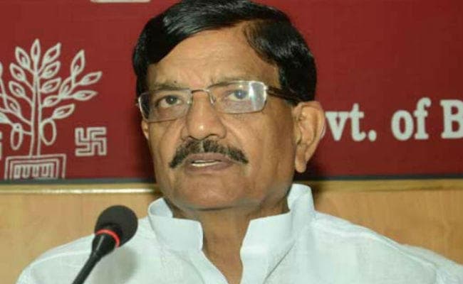 पटना : उम्मीदवारों की सूची लेकर कांग्रेस के मदन मोहन झा पहुंचे दिल्ली