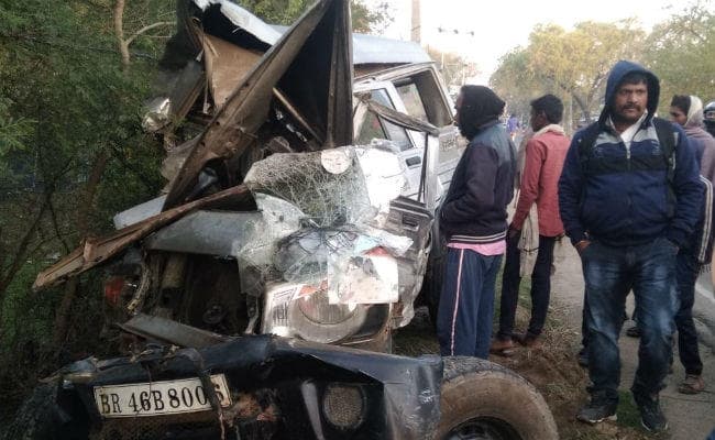 शेखपुरा: बारातियों से भरी बोलेरो और ट्रक में भीषण टक्कर, एक की मौत, बोलेरो चालक का दोनों पैर कटा