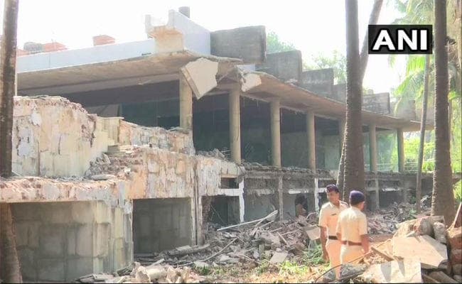 VIDEO: भगोड़े हीरा कारोबारी नीरव मोदी का समुद्र तट पर बना बंगला विस्फोटक लगाकर किया गया ध्वस्त