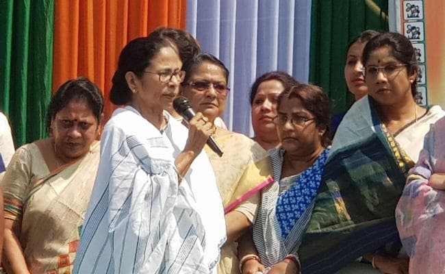 महिला दिवस पर ममता ने प्रचार का बिगुल फूंका, कहा : राफेल के पेपर नहीं रख पाये, देश की रक्षा कैसे करेंगे