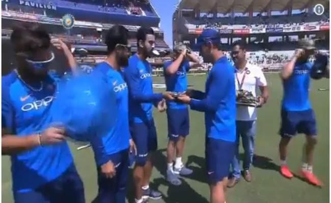 रांची में टीम इंडिया के खिलाड़ियों ने सेना की विशेष कैप पहन पुलवामा हमले के शहीदों को दिया सम्मान