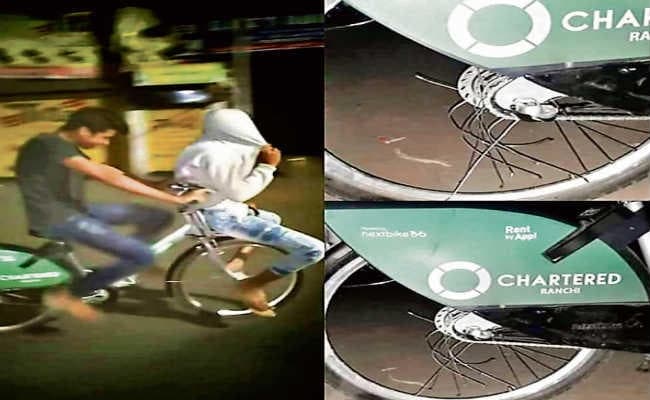 ये तो शर्मनाक है! साइकिलें तोड़ दे रहे हैं लोग, पार्किंग में खड़ी कर रहे गाड़ियां