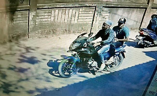 चेशायर होम रोड में महिला के गले से सोने की चेन ले उड़े बाइक सवार