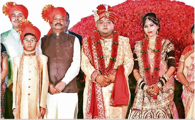 परिणय सूत्र में बंधे ललित और पूर्णिमा, बेटे की बारात में केसरिया पगड़ी पहन कर शामिल हुए मुख्यमंत्री रघुवर दास