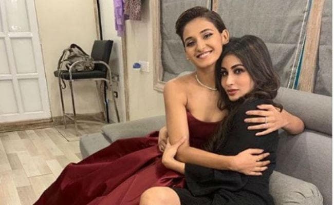 आखिर किसके साथ रिलेशनशिप में हैं नागिन फेम मौनी राय ?