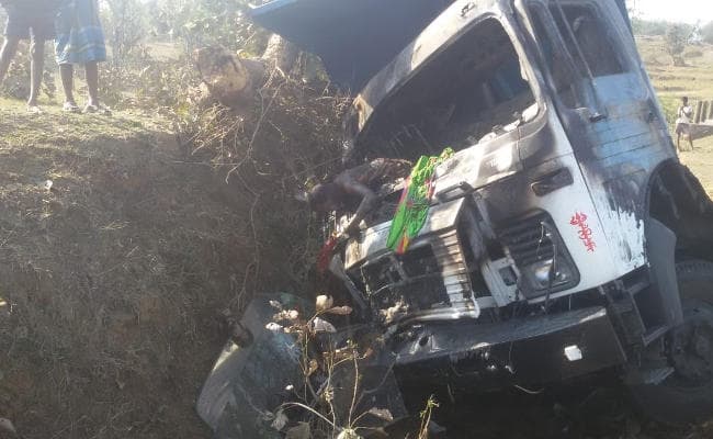 नदी किनारे जली हाइवा में लाश मिलने से सनसनी