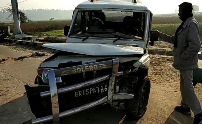 भतीजी के तिलक समारोह से लौट रहे पिता-पुत्र की सड़क हादसे में मौत, सात अन्य घायल