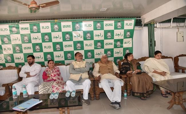 लालू की गैर मौजूदगी में हुई RJD की अहम बैठक से दूर रहे तेज प्रताप, सियासी गलियारों में चर्चा गर्म
