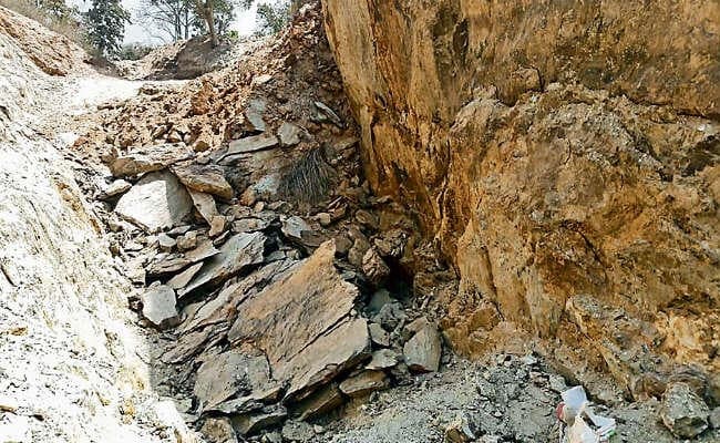 नवादा : अबरक की अवैध खदान में चाल धंसा, चार की मौत