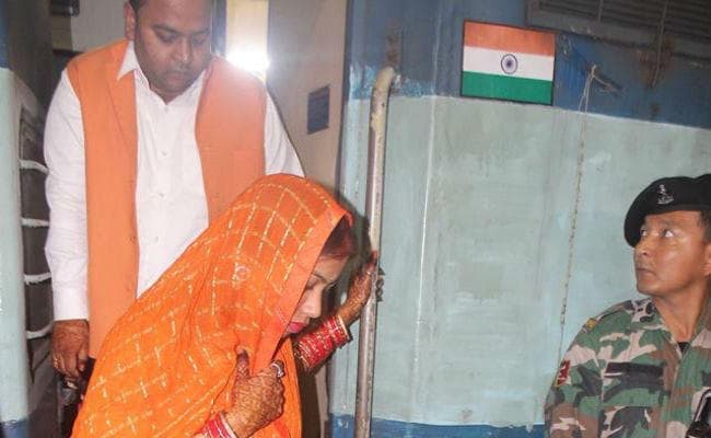 IN PICS: इस सादगी से बेटे की शादी करके लौटे सीएम रघुवर दास, प्रीतिभोज आज, खाना पूरी तरह से शाकाहारी