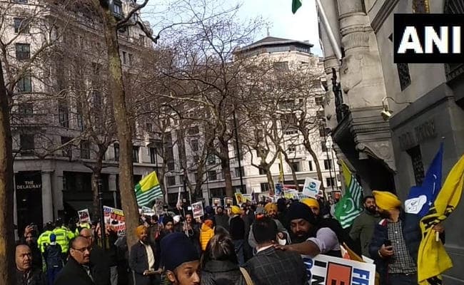 लंदन में भारतीय उच्चायोग के सामने प्रदर्शनकरियों के बीच झड़प, खालिस्तान समर्थकों का भारतीयों पर हमला
