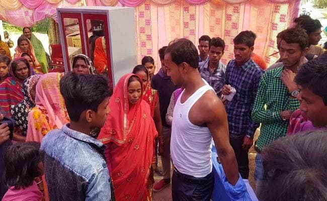 जयमाला के दौरान स्टेज पर शराब के नशे में दूल्हे ने दुल्हन व उसकी सहेलियों के साथ ये काम, फिर...